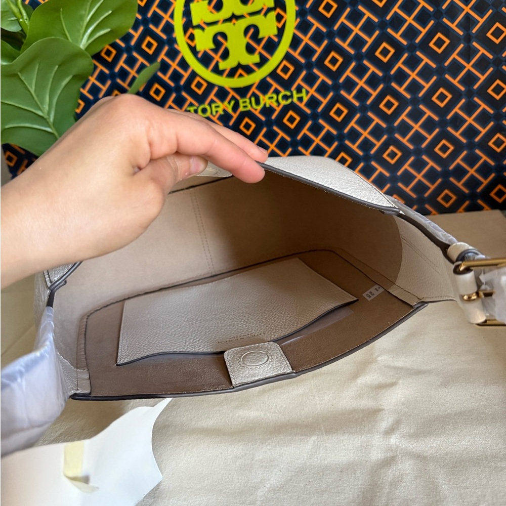 NWT, Tory Burch thea large bucket  Leather Shoulder Bag new ivory - Picture 8 of 12